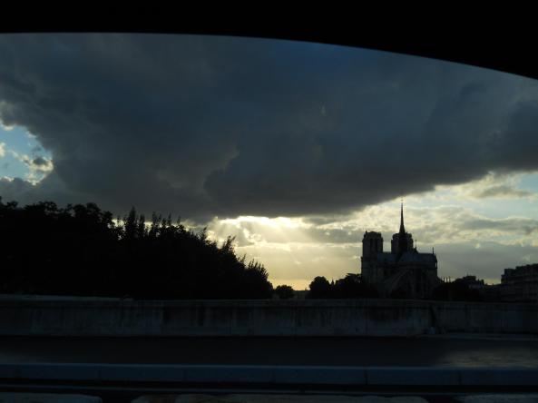 Ciel cyclonique, en fond Notre-Dame depuis le Pont de la Tournelle le 8juin 2012